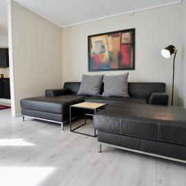 Sentral og stille leilighet midt i Porsgrunn sentrum, i rolig bygård med heis, egen veranda & 85" Smart TV