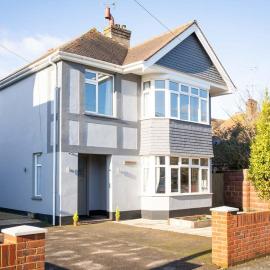 Stunning 4br House for 10 Near Beach & Town