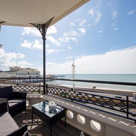 Panoramic sea views in beachfront apt w balcony, hotell i Bognor Regis