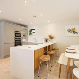 Designer Family Escape Hot Tub Steps to Beach, hotel in East Wittering