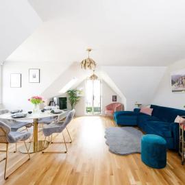 Luxury Penthouse ~ Super King Bed 5 min to Beach, hotel in East Wittering