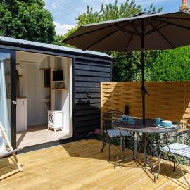 Gorgeous Shepherds Hut - Walk to Beach & Pub, hotel in West Wittering