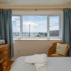 Sunny seafront chalet - sleeps 6, hotel a Chichester