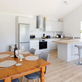 Countryside Bungalow for 4 Close to Beaches, hotel in Birdham