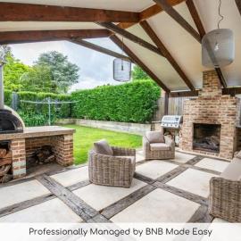 Benview Cottage - CBD, Sleeps 8, Pizza Oven