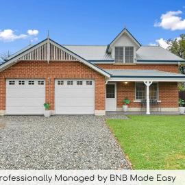 Peel St - Walk to CBD, Large Family Home