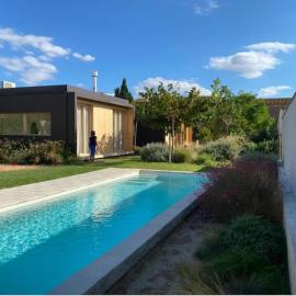 Casa de diseño con piscina en Girona.