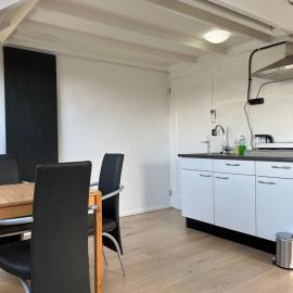 Zolderstudio dichtbij Goffert met eigen badkamer en WC, eigen keuken, eigen ingang