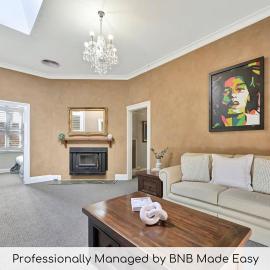 Heritage Charm on Hill - Tree-Lined Walk to Town