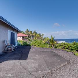 Oceanfront Keaau Gem: Ocean & Sunrise Views, Pool, hotel in Keaau