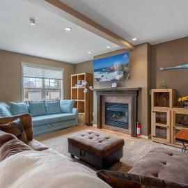 Prairie Oasis I Sleeps 16 l BBQ & Patio l Smart TV, hotel in Sylvan Lake