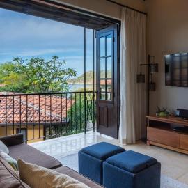 Beautiful Mediterranean-Style Penthouse with an Oceanview Balcony, Hotel in Playa Danta