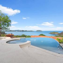 Stylish Villa with Brand-New Furniture, Panoramic Ocean Views, and Infinity Swimming Pool & Hot Tub, hotel din Potrero