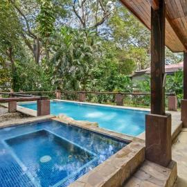 Stylish 3-Bedroom Tropical Escape with Pool & Outdoor Living, 1 Block from Playa Potrero, hotel din Potrero
