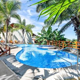 Modern Split-Level 2-Bedroom Condo with Pools, Terrace & Easy Beach Access, hotel u gradu Coco
