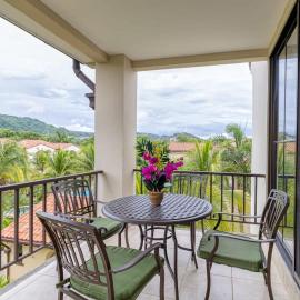 3-Bedroom 2-Bath Condo Overlooking Pool, hotel in Coco