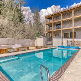 Thunderhead Lodge Condo 204 - Modern Heated Pool & Games, hotel in Government Camp