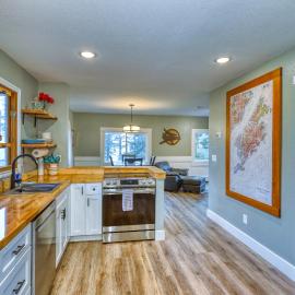Viesnīca Captivating Coastline 2 BR Retreat with Ocean View Kodiakā