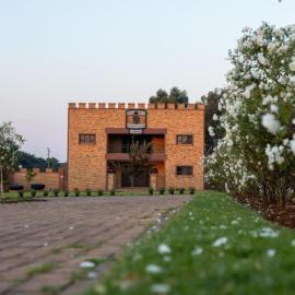 Castle Walk Estate: Roodeplaat şehrinde bir otel