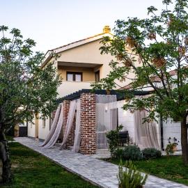 House "Mediterrian spirit" with jacuzzi in Zadar, hotel a Zadar