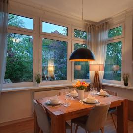 JanPartment I großzügig I Wintergarten mit Blick ins Grüne I Garten I Highspeed WLAN I ruhige Lage I 10 Min VW-Werk I Carport I große Betten I 24h Check-In, khách sạn ở Wolfsburg
