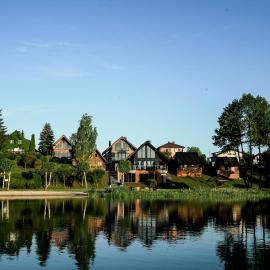 Klimatyczny domek nad brzegiem jeziora، فندق في ستيزيسا