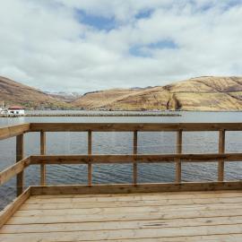 Seaside Nest - Charming Waterfront Retreat