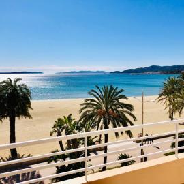 Appartement T3 lumineux traversant totalement neuf en face de la plage Front de mer vue sur les iles Vue mer panoramique assurée Résidence de la plage centre ville du Lavandou 3eme étage avec ascenseur Appartement T3