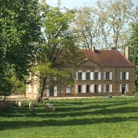 Maison au milieu d'un parc, hotel a Le Donjon