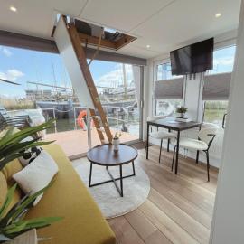 Tiny lake houses near the beach and centre by Weltevreden Experience, hotel a Zeewolde