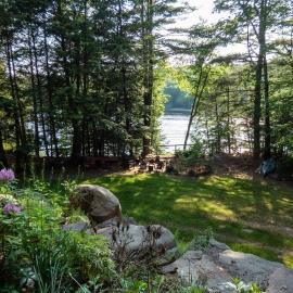 Whimsical Lakefront Chalet, hotel a Monticello