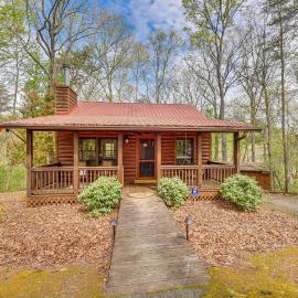 Cozy Cabin in Private Location w/ Hot Tub & Grill!, hotel din Blue Ridge