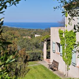 Domaine Punta della Guardia villa vue mer dans nature protégée, plage à 1,5 km, hotel in Cervione