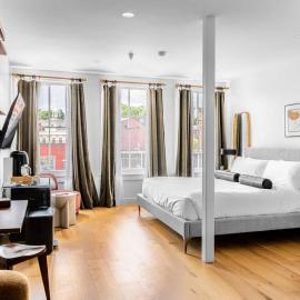 West Market Square View, Historic Hotel DTWN, King Bed, Room # 401, ξενοδοχείο σε Bangor