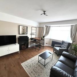 Spacious 3 bed APT sleeps 5 near Bournemouth Beach, hotel u gradu Bornmut