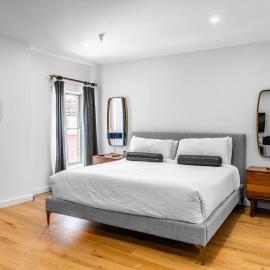 DTWN Bangor, Historic Hotel, KING BED, WIFI, Roku TV, Room # 403, hotell i Bangor