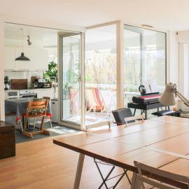 Spacious cocoon with a terrace view on the canal