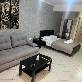 AVR Airport Deluxe Suites 4 AIRPORT FREE SHUTLE, Hotel in Markopoulo