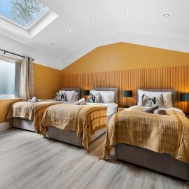 4-Bedroom Stunning Luxe, Spacious & Stylish Design House Bolton, Sleeps 11, with Parking Central Bolton, Links to Manchester, Pet-Friendly, Best For Groups! WORK CONTRACTORS SPECIAL OFFER! - by Blue Puffin Stays