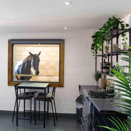 Sleep next to a Horse in a stable by the city !، فندق في إكسيتير