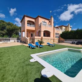 Villa Claudia, hotel in Les tres Cales