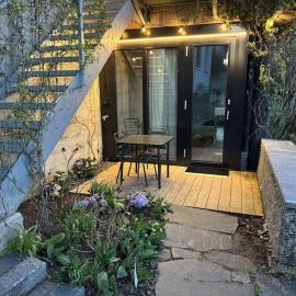 Charming Tiny Garden House for two, hotel Luzernben