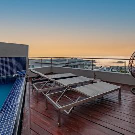 Stylish Penthouse with 180 degree Ocean Views!, hotel u gradu Kejptaun