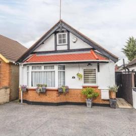 Large Bungalow to sleep up to 8, hotel in Slough