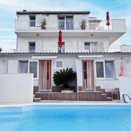 Apartments Mihovilovic - 50 m from beach, viešbutis mieste Slatine