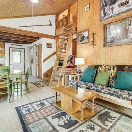 Summer Creekside Cabin Retreat w/ Deck, hotel di Whittier