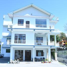 S R Homestay, hotel di Chari