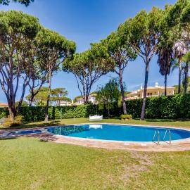 Villa Oliveiras de Vilamoura by The Portuguese Butler, hotel in Quarteira
