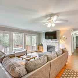 Spacious, Peaceful Lake House, 10 Mi to Horse Show, hotel i Traverse City