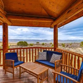 Spacious Rifle Cabin w/ Deck + Mountain Views!, hotel Rifle-ben